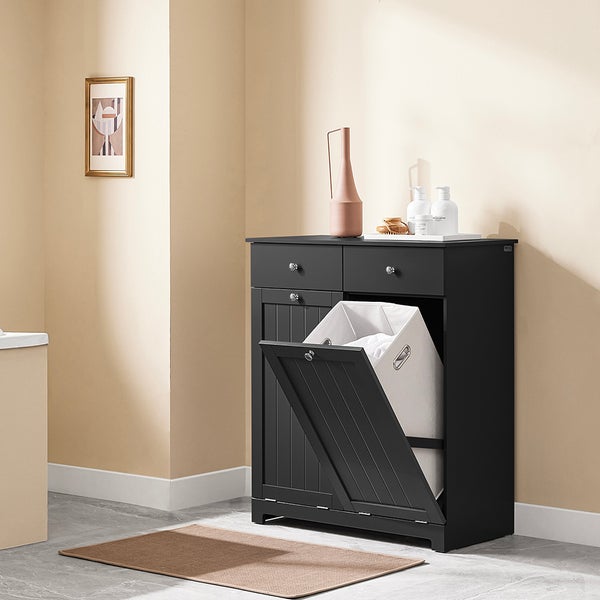 Badezimmer mit Wäscheschrank und Wäschekorb