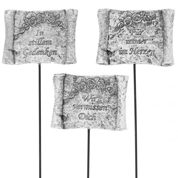 Drei Grabtafeln mit Inschriften und Blumendekor für stilles Gedenken