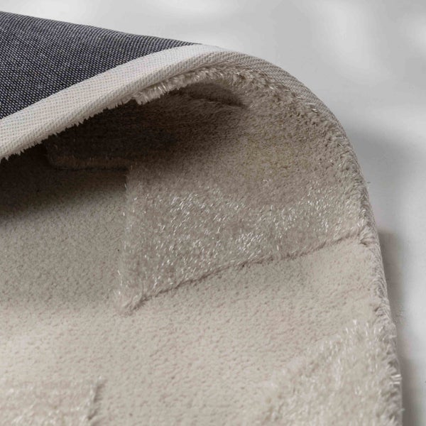 Nahaufnahme eines Teppichs mit weichem Flor und einem Rücken aus Textil.