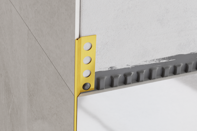 Fliesenprofil aus Metall mit runden Aussparungen an einer gefliesten Wand