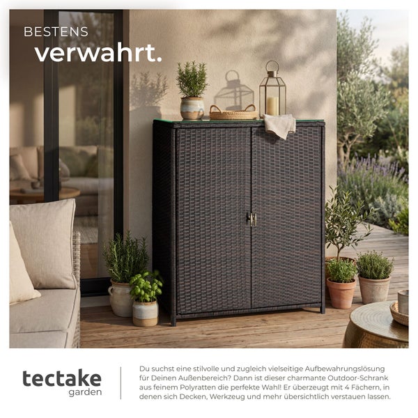 Gartenschrank aus Polyrattan mit zwei Türen und Glasplatte auf einer Holzterrasse mit Pflanzen.