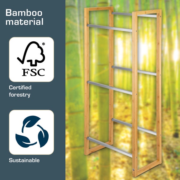 Freistehender Handtuchhalter aus Bambus und Metall mit FSC Siegel für zertifizierte Forstwirtschaft und Symbol für Nachhaltigkeit