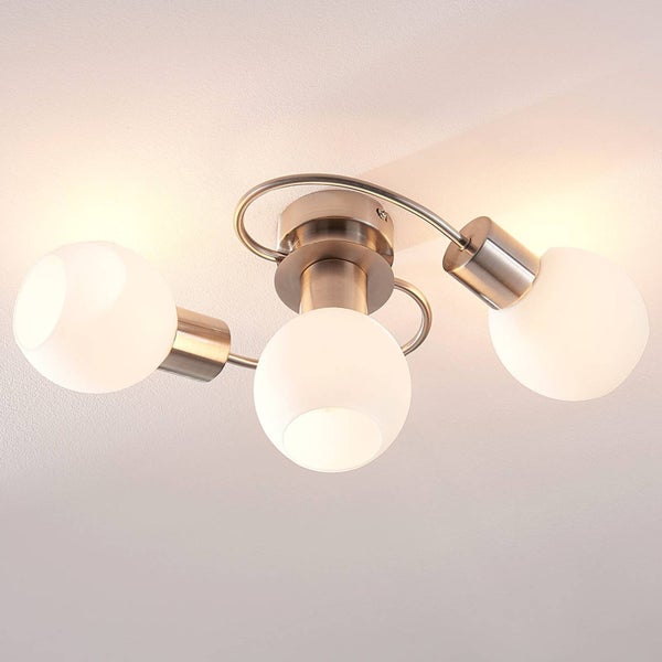 Dreiflammige Deckenleuchte mit geschwungenem Metallgestell und drei kugelförmigen Schirmen aus Opalglas.