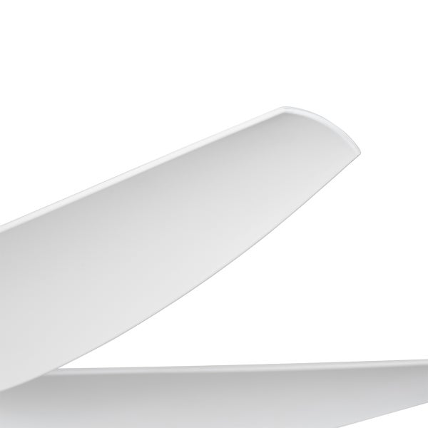 Detailaufnahme eines weißen Ventilatorflügels für Deckenventilatoren.