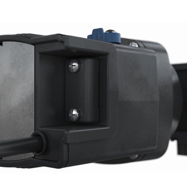 Nahaufnahme eines Gehäuses einer Gartenpumpe mit zwei Kreuzschlitzschrauben und einem Anschluss für das Stromkabel.