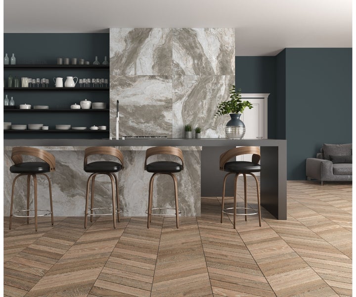 Feinsteinzeug Bodenfliese Ancona Chevron Cherry 8x40x0,85 cm glasiert matt Rundkante