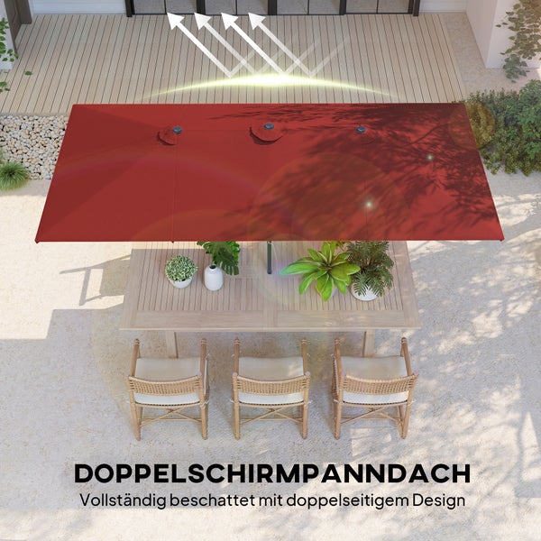 Großer roter rechteckiger Doppelsonnenschirm über einem hölzernen Gartentisch mit drei Stühlen auf einer hellen Terrasse.