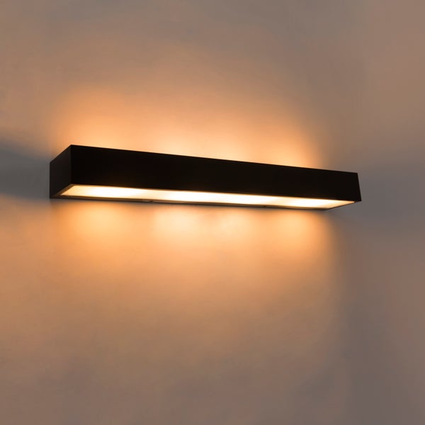 Rechteckige Wandleuchte aus Metall an einer Wand