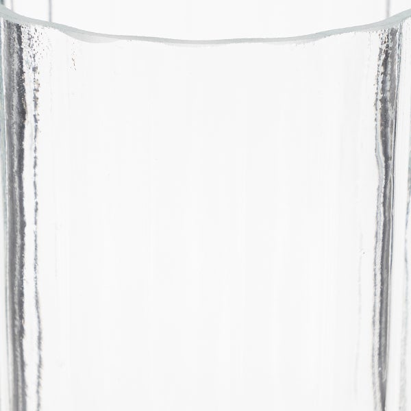 Detailansicht eines transparenten Glasgefäßes mit oberem Rand.