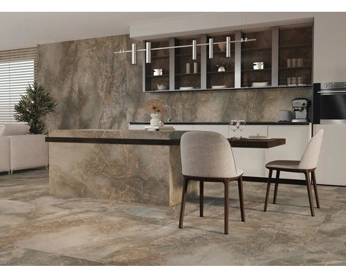 Moderne Küche mit Kücheninsel, Stühlen und Fliesen in Marmoroptik.