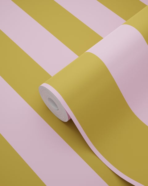 Gestreifte Tapetenrolle mit senfgelben und blassrosa diagonalen Streifen.