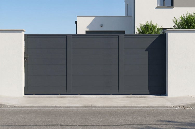 Schiebetor aus Aluminium zwischen zwei weißen Säulen