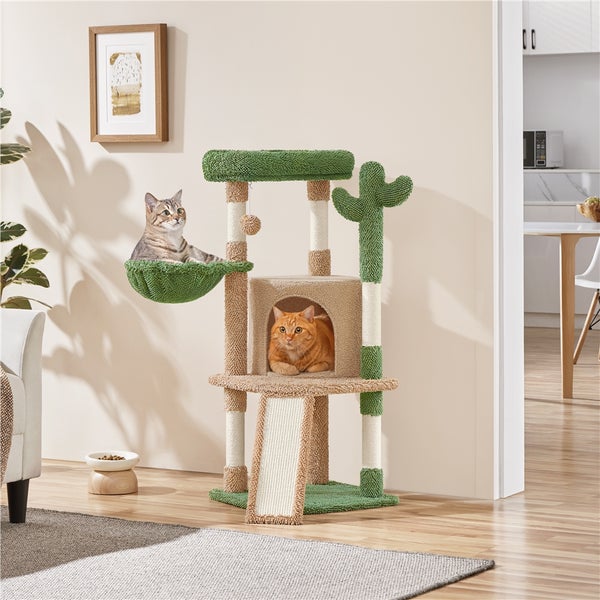Katzenkratzbaum mit Liegemulde, Höhle und Kratzstamm im Wohnzimmer mit zwei Katzen
