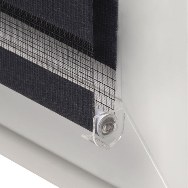 Detailansicht eines Doppelrollos mit transparenten und blickdichten Streifen