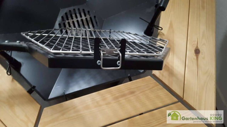 Detailansicht eines schwarzen Grillrostes.