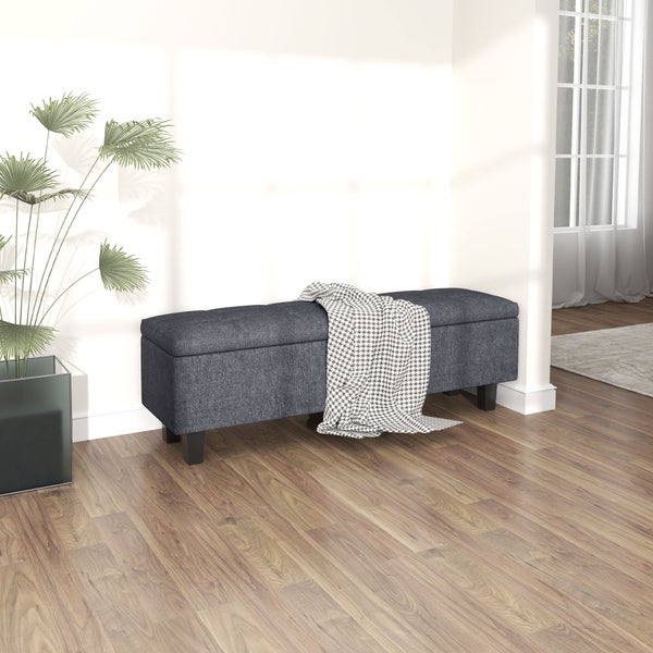 Geöffnete Aufbewahrungsbox mit Wäsche im Schlafzimmer