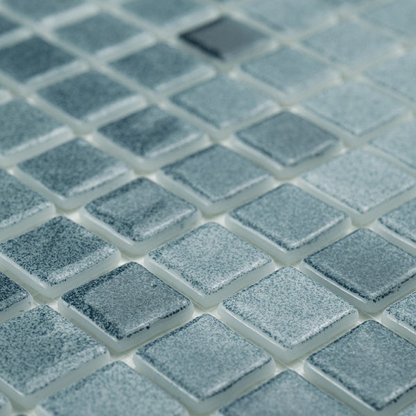Mosaikfliesen in quadratischer Form mit strukturierter Oberfläche zur Wandgestaltung im Innenbereich.