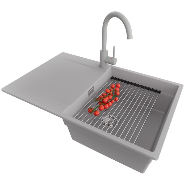 Küchenspüle mit Abtropffläche, Wasserhahn, Abtropfgitter und Tomaten