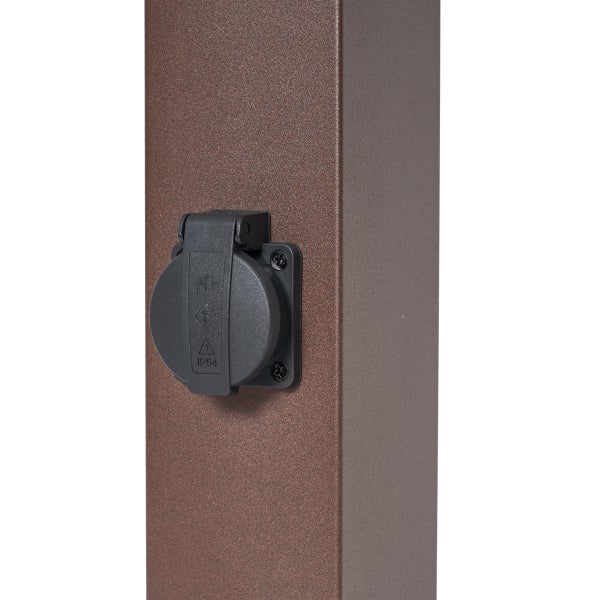 Außensteckdose mit Klappdeckel an einer Metallsäule, Schutzart IP54, spritzwassergeschützt.