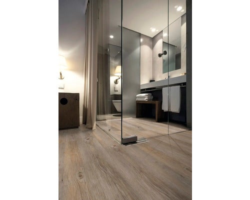 Modernes Badezimmer mit Holzboden und Glasdusche