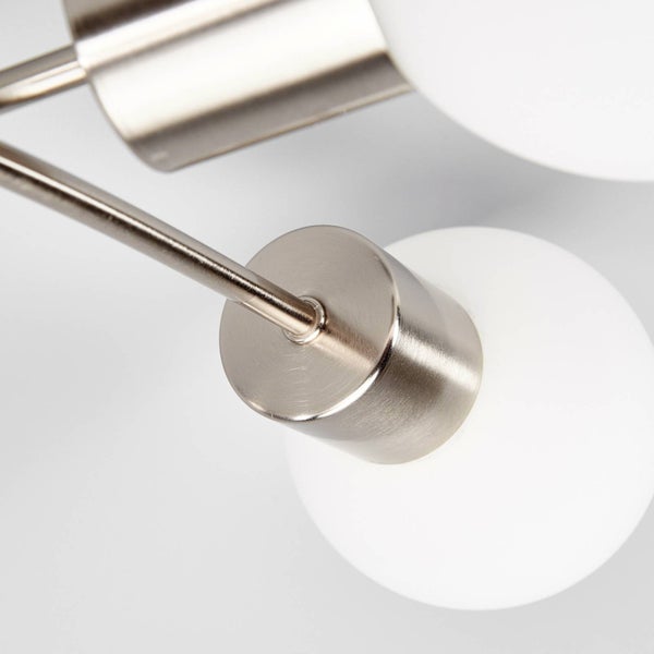 Detailaufnahme einer Deckenleuchte mit Metallstruktur und runden Lampenschirmen