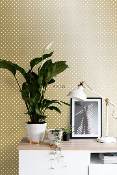 Dekoratives Zimmer mit gemusterter Tapete, Zimmerpflanzen und Schreibtischlampe