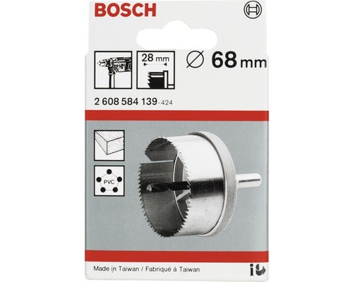 Ein Mädchen sitzt auf einem runden, rosa Sitzpouf im Wohnzimmer.