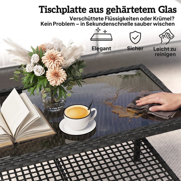 Polyrattan-Gartentisch mit Tischplatte aus gehärtetem Glas, auf der eine verschüttete Flüssigkeit mit einem Tuch leicht abgewischt wird.