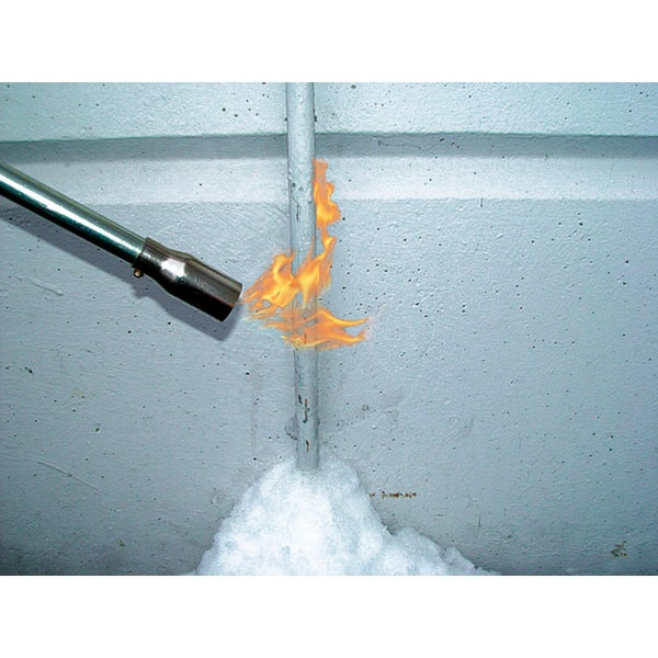 Außenaufnahme eines Rohres, das mit einer Lötlampe erhitzt wird