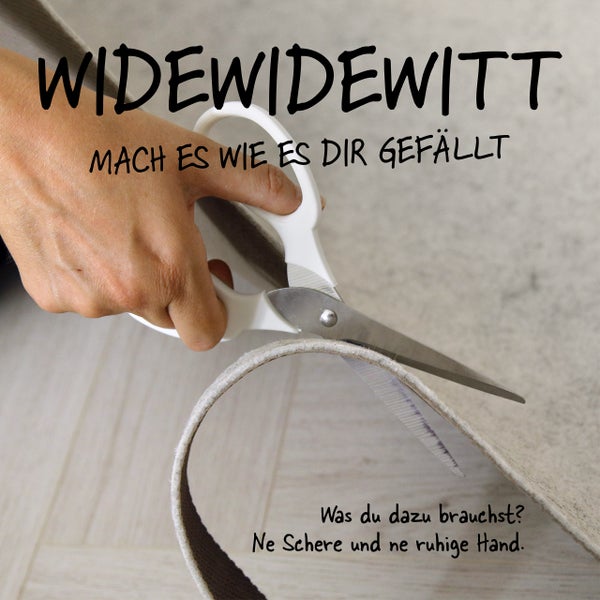 Eine Hand schneidet mit einer weißen Schere einen grauen Teppichboden zu. Text Widewidewitt mach es wie es dir gefällt.
