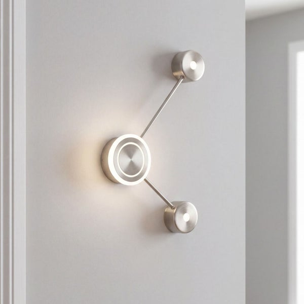 Moderne LED Wandleuchte aus gebürstetem Metall mit drei kreisförmigen Lichtquellen in verschiedenen Größen.
