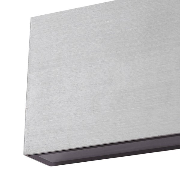 Detailansicht einer rechteckigen Wandleuchte aus gebürstetem Metall.