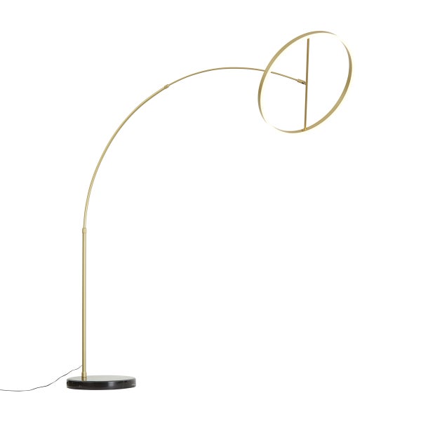 Moderne Bogenstehlampe aus goldfarbenem Metall mit rundem Marmorfuß und ringförmigem Leuchtkopf.