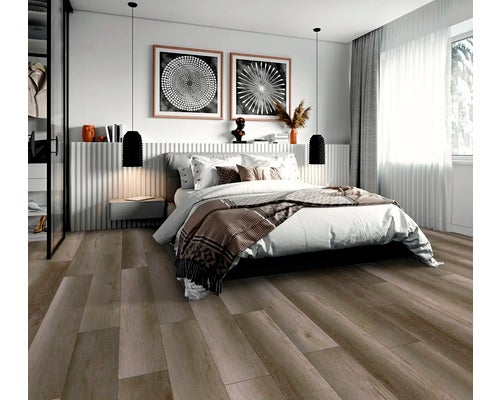 Schlafzimmer mit Holzboden, Bett und minimalistischer Dekoration