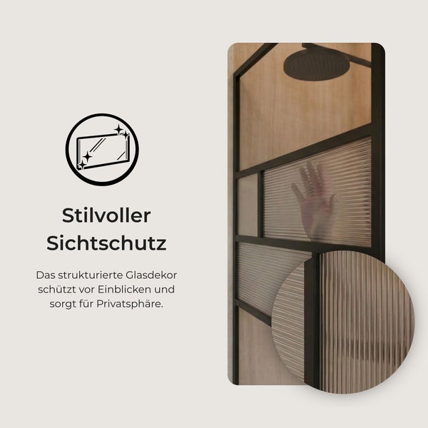 Duschwand mit strukturiertem Glas und schwarzem Rahmen für Sichtschutz im Badezimmer.