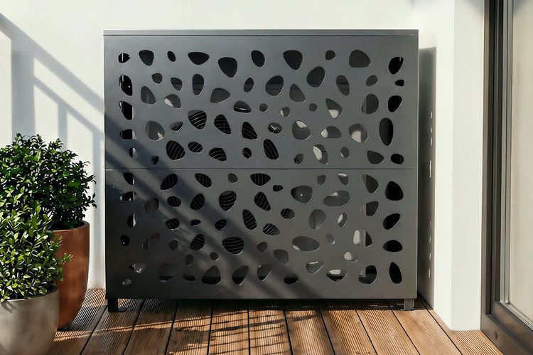 Luftwärmepumpe mit dekorativer Verkleidung auf einer Holzterrasse