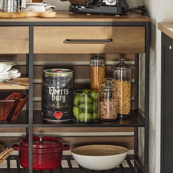 Küchenregal mit Lebensmitteln in Gläsern und einer Dose Bier