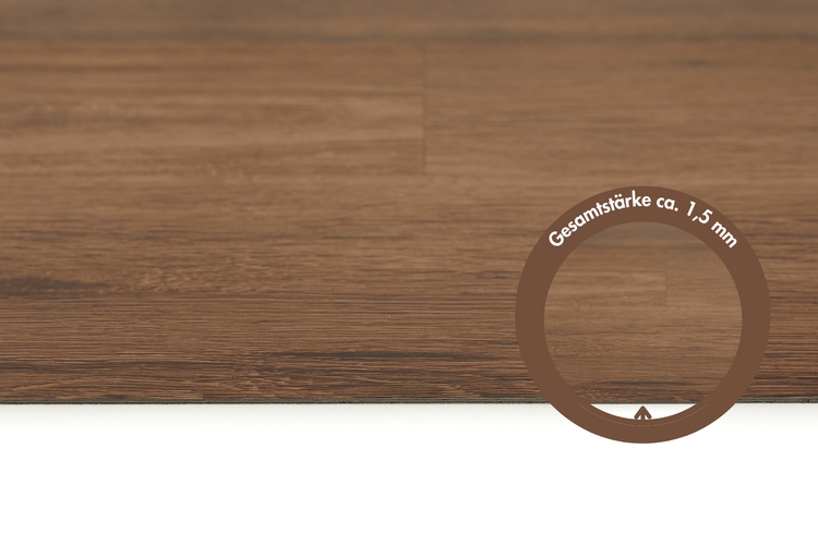 Nahaufnahme eines Vinylbodens in Holzoptik mit einer Gesamtstärke von circa 1,5 Millimeter.