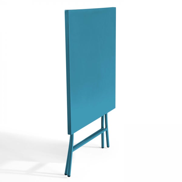 Zusammengeklappter Gartentisch aus Metall in Türkis.