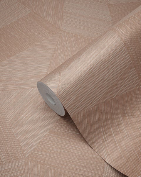 Tapetenrolle mit geometrischem Muster aus feinen diagonalen und vertikalen Linien, die abstrakte Formen bilden.