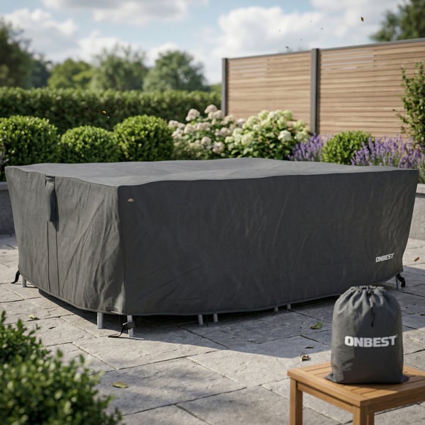 Graue Schutzhülle für Gartenmöbel von ONBEST auf einer Terrasse, inklusive Aufbewahrungstasche auf einem Holztisch in einem hellen Garten.
