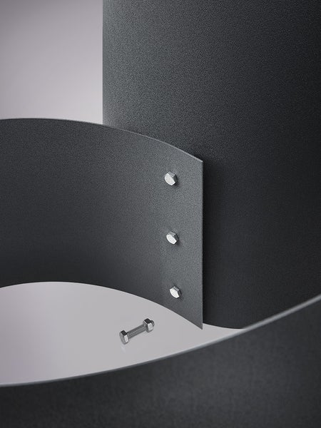 Detailaufnahme einer Rasenkante aus Metall mit Sechskantschrauben zur Montage.