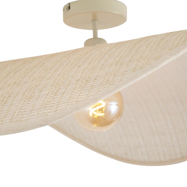 Moderne Deckenleuchte mit breitem, flachem Stoffschirm aus Textilgeflecht und sichtbarem Filamentleuchtmittel.