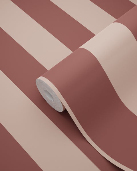 Gestreifte Vliestapete mit breiten Blockstreifen in Braunrot und Beige.