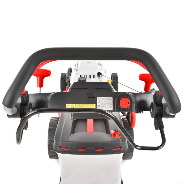 Detailansicht eines Rasenmähers mit Griff und Bedienelementen