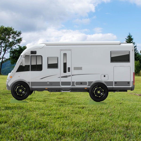 Wohnmobil auf einer Wiese geparkt