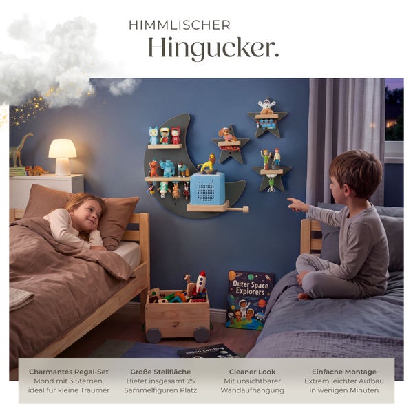 Wandregal Set in Mond und Stern Form zur Aufbewahrung von Spielfiguren im Kinderzimmer an einer dunkelblauen Wand mit zwei Kindern in Betten.