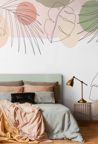 Schlafzimmer mit Bett, Nachttisch und Wandtapete mit Pflanzenmotiven