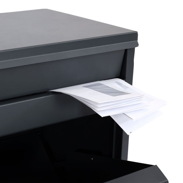 Briefkasten mit Briefen