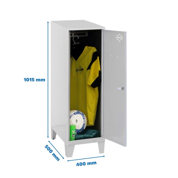 Spind mit geöffneter Tür und Sportartikeln